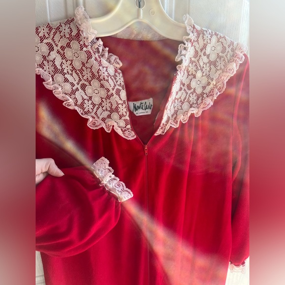 VTG 70s Long red Nightgown Housecoat lace collar & neckline & lace trim sleeves - Picture 10 of 11